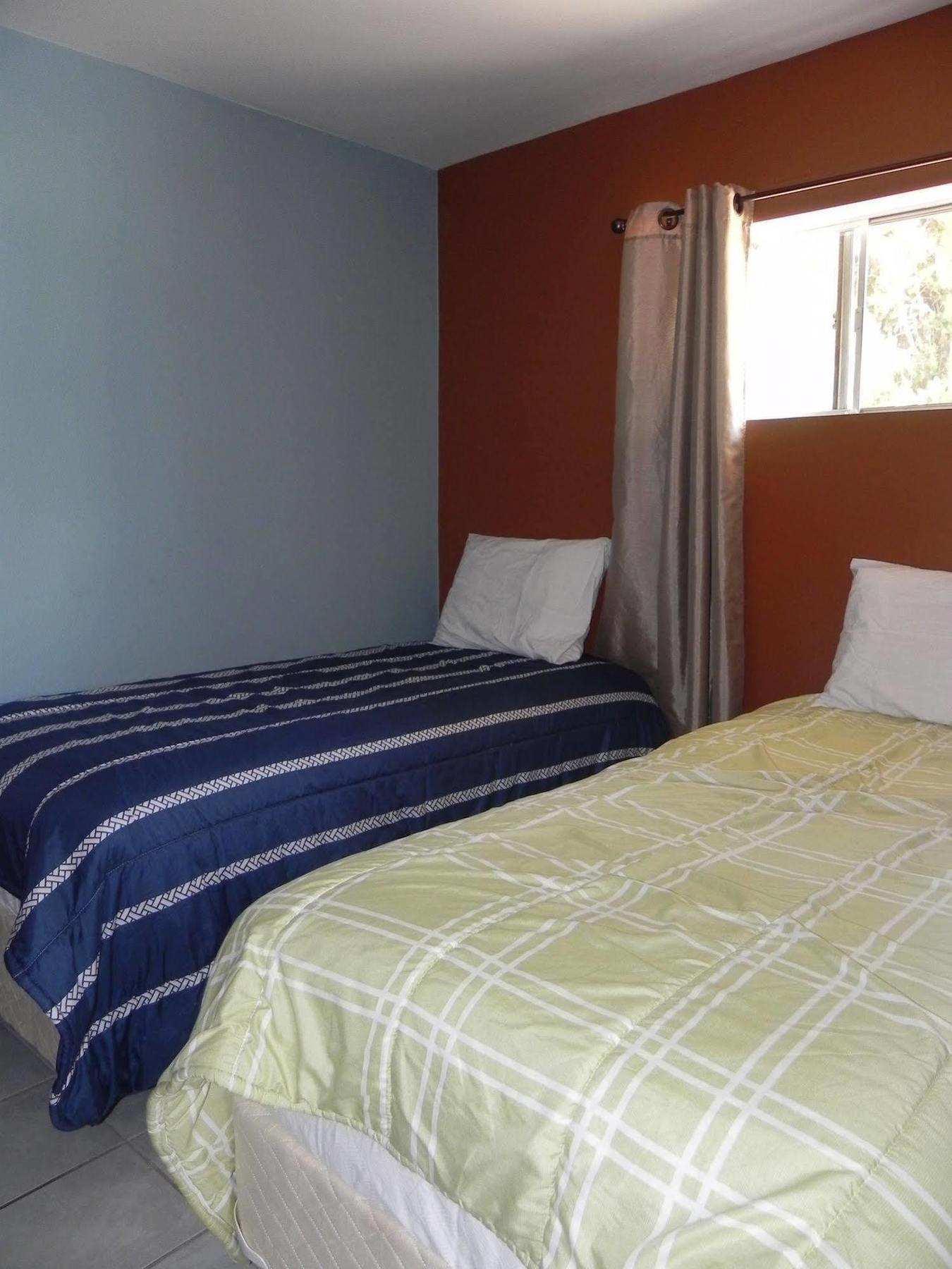 Naramata Courtyard Suites Ngoại thất bức ảnh